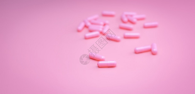 粉色的彩红本底维生素胶片药和补充在线店旗号医药业妇女健康保险概念爱与幸福生命的药丸为爱与幸福生活投下药丸横幅图片