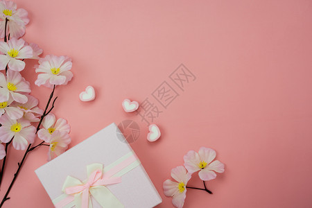 问候女国际妇节假日装饰的空中图像表顶上视Flat字词8向快乐的妇女节行走粉色纸上有花盒和礼品的赛季标志Flat白色的图片