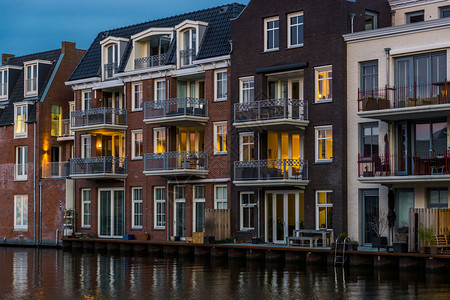 家生活屋荷兰运河城市建筑的美丽和豪华梯田式住房晚上前在荷兰河道建造荷兰安芬范登里京图片