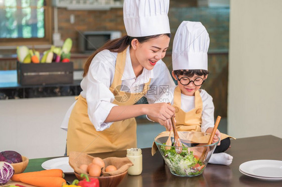 跟母亲学做饭的小男孩图片