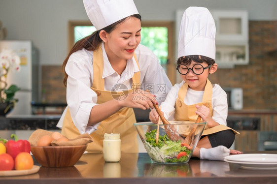 跟母亲学做饭的男孩图片