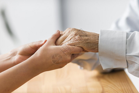 美丽的安全看护人士牵着老手舒适分辨率和高品质美照护士手握老人舒适高品质美照概念图片