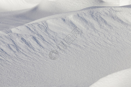 团体最后一次降雪之的田地可以看到冰晶和雪结近距离拍摄到冬天的雪流在中闪烁着漂移暴风雪图片