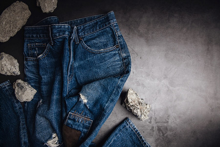 男人牛仔布子服装父亲和劳动日给爸JeansPant的概念礼物在水泥地板上周围环绕着皮鞋混凝土和杂工具皮革图片