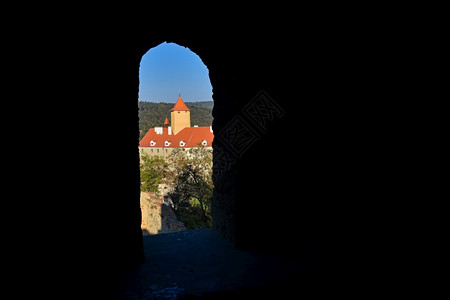 太阳游客Veveri城堡捷克布尔诺市欧洲美丽的秋幕风景布诺大坝城堡有Beveri城堡10月秋季金时日落的图片