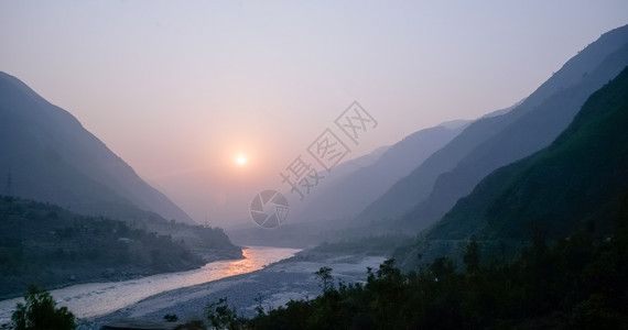 气候乡村的暮巴基斯坦KhyberPakhtunkhhwa印度河和Karakoram山脉两层印度河的日落图片