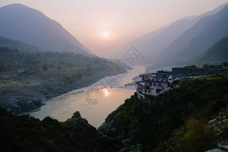 山景环境反射巴基斯坦KhyberPakhtunkhhwa印度河和Karakoram山脉两层印度河的日落图片