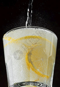 一杯子加柠檬汁或莫吉托鸡尾酒柠檬和薄荷糖合起来注infowhatsthis品尝食谱进入图片