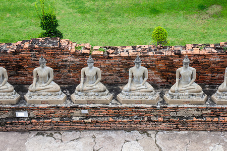 考古学大城府目的地泰国Ayutthaya旅游景点知名的WatYaiChaimongkol佛像图片