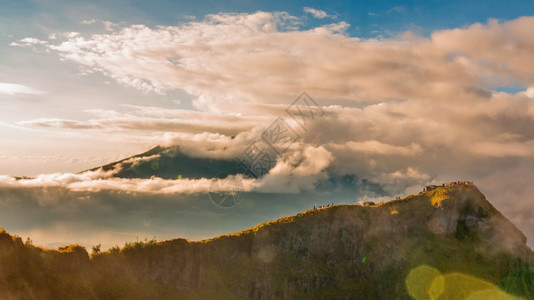 淋浴印度尼西亚巴图尔火山顶端的美丽景色湖风图片