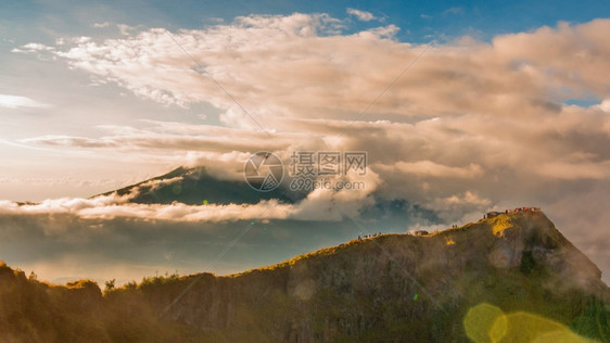 淋浴印度尼西亚巴图尔火山顶端的美丽景色湖风图片