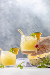 白色的鸡尾酒瓜汁柠檬杯子里有冰和瓜片的柠檬水夹满了叶喝图片