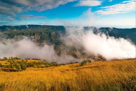 自然云景印度尼西亚巴图尔火山顶端的美丽景色图片