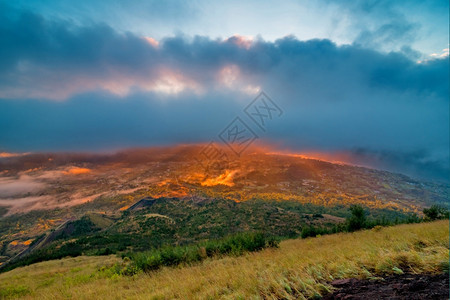 场景印度尼西亚巴图尔火山顶端的美丽景色云自然图片