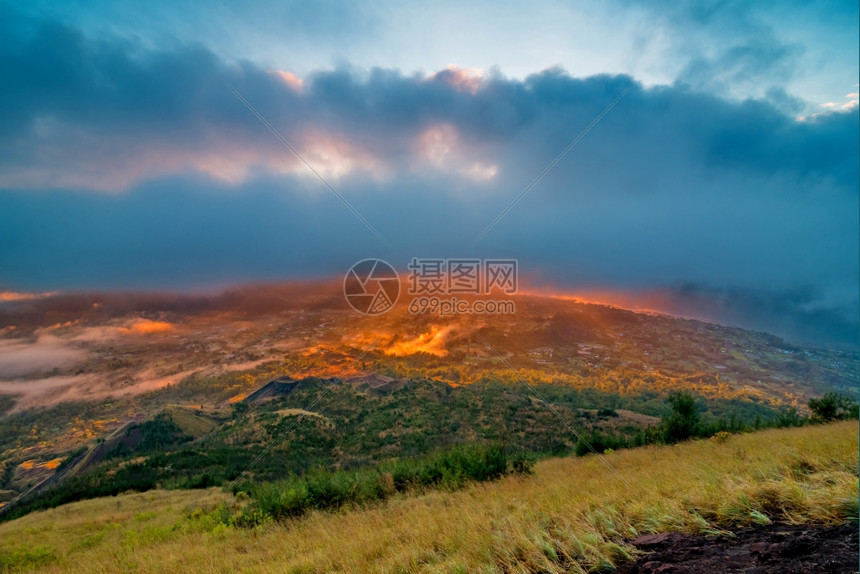 场景印度尼西亚巴图尔火山顶端的美丽景色云自然图片