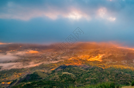 地标雨印度尼西亚巴图尔火山顶端的美丽景色亚洲人图片