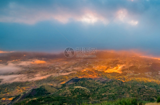 地标雨印度尼西亚巴图尔火山顶端的美丽景色亚洲人图片