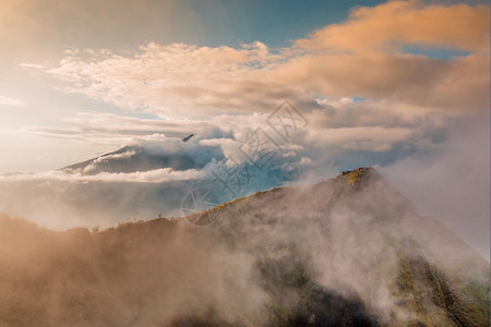天际线印度尼西亚巴图尔火山顶端的美丽景色灰蒙云图片