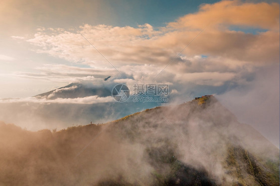 天际线印度尼西亚巴图尔火山顶端的美丽景色灰蒙云图片