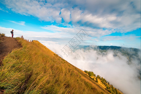 印度尼西亚巴图尔火山顶端的美丽景色薄雾海天空图片