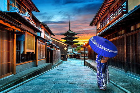 旅行古老的宝塔在日本京都YasakaPagoda和SannenZaka街穿日本传统和服的亚裔妇女图片