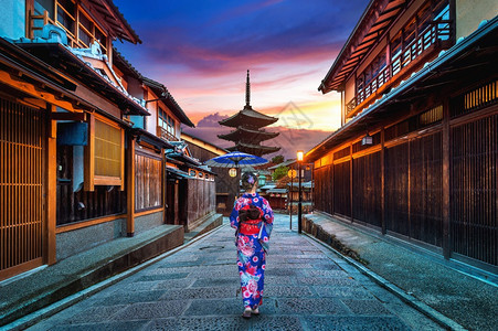 在日本京都YasakaPagoda和SannenZaka街穿日本传统和服的亚裔妇女暮塔老的图片