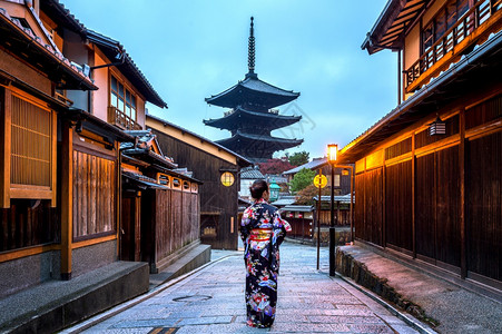 灯在日本京都YasakaPagoda和SannenZaka街穿日本传统和服的亚裔妇女扎卡神社图片