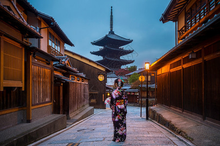 东山扎卡日本人在京都YasakaPagoda和SannenZaka街穿日本传统和服的亚裔妇女图片