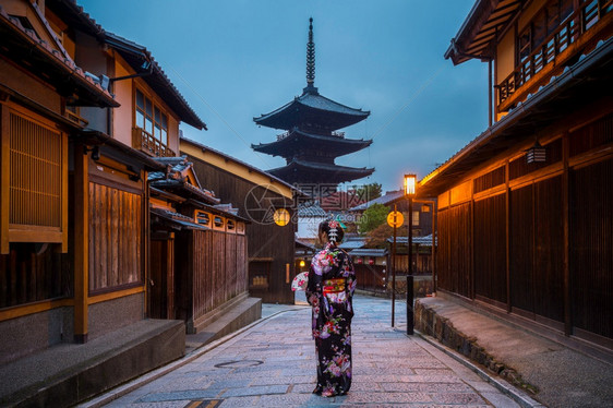 东山扎卡日本人在京都YasakaPagoda和SannenZaka街穿日本传统和服的亚裔妇女图片
