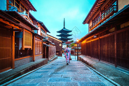 神社步行在日本京都YasakaPagoda和SannenZaka街穿日本传统和服的亚裔妇女年轻图片