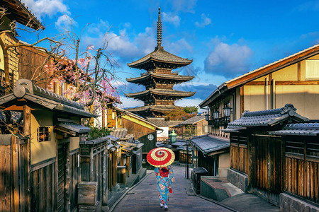 步行寺庙扎卡在日本京都YasakaPagoda和SannenZaka街穿日本传统和服的亚裔妇女图片