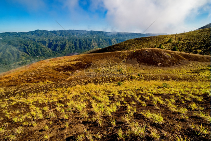 印度尼西亚巴图尔火山顶端的美丽景色爪哇云雨图片