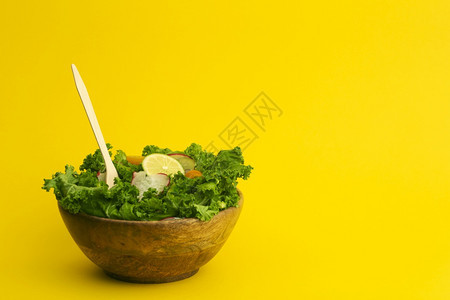 美味的一种木碗中新鲜蔬菜沙拉健康饮食维生素适当的物和生活方式概念火箭图片