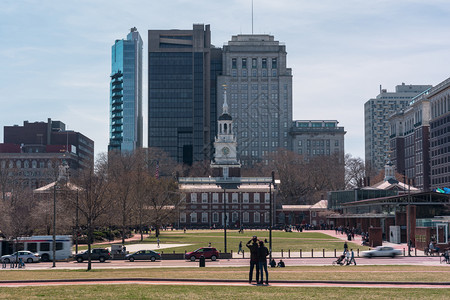 政府市中心下午独立大厅在费城宾夕法尼亚州费城美利坚合众国宾夕法尼亚州美国历史和大城市文化概念中游走的佩德斯特人和游客步行图片