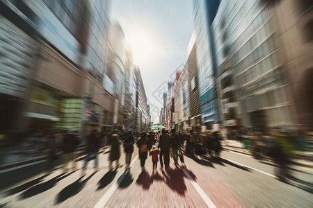 日本银座街模糊的生意和人与佩德斯特概念的生活方式和休闲在Zebra交叉路口走在日间高峰时段工作日本银藏街模糊的生意和人流浪者概念图片