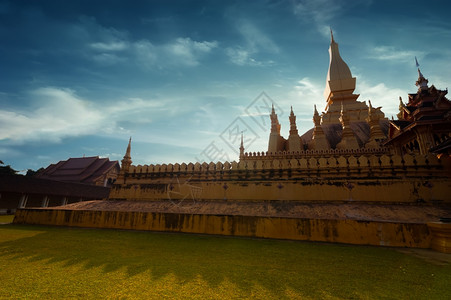 遗产日落天下卢安寺法拉的金佛教塔万象老挝人旅行地貌和目的古老宗教建筑和里程碑东蓝色的图片