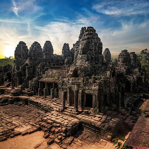 宗教的建造柬埔寨旅游目的地暹粒SiemReap的Bayon寺庙日落吴哥Wat综合建筑群雕像图片