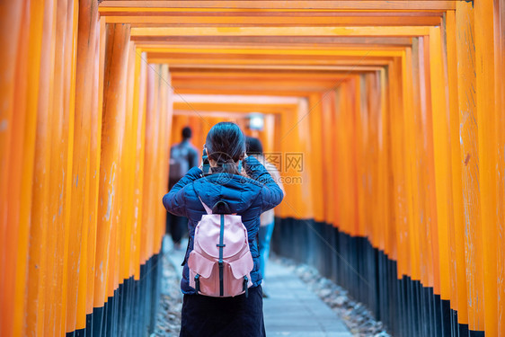 帕努瓦人们年轻女在日本亚洲京都旅游观光景点很受欢迎在日本京都游览观光景点时看着充满生机勃的橙色托里城大门程碑神道图片