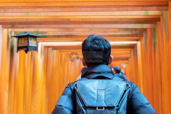 稻荷人们神社年轻男子在日本京都旅游观光景点很受欢迎日本亚洲旅游概念亦然在日本京都的观光景点中身穿橙色托里城门标志地处充满活力热门图片