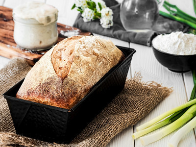 在烤碗中新鲜烘面包甜菜和粉加一壶水在白色木制桌边的板上装满一罐水霍比饼在家吃土豆健康食品概念传统手工艺面包中做小麦营养起动机乡村图片