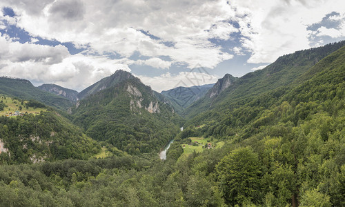 旅行景区山脉和小村屋位于塔拉河峡谷附近的绿色森林中从黑山塔拉河峡谷的Djurdjevica塔拉桥可以看到景观图片