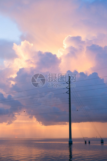 积雨云复制横越海洋佛罗里达美国等地的电力线平图片