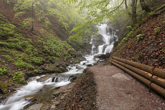 溪流一条通往喀尔巴阡山脉丘之间快速区河流的瀑布整洁路径通往乌克兰山区河流大瀑布的路径伟级联图片