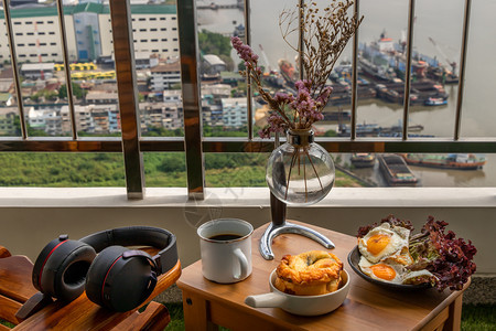 美丽的在阳台上木桌配有黑咖啡和的早餐包括菠菜三明治两个煎鸡蛋橡树叶生菜美味的自制图片