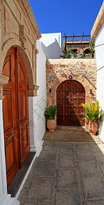 林多斯村庄希腊罗得Lindos村的标志豪宅门建筑物背景图片