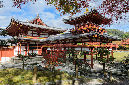 宗教日本京都道府Uji市佛教寺庙Byodoin寺庙中秋色的凤凰堂美丽建筑是日本京都县Uji城佛教寺庙地点枫图片