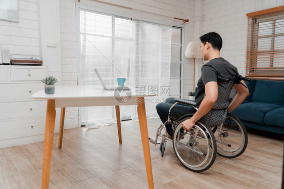 技术随意的一名亚洲残疾男子坐在轮椅上发生车祸疏忽概念和醉酒驾车的影响后他压力和失望都受到压力和失望生病的图片