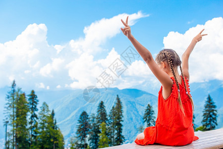 小女孩的后视镜看着在度假的山上美丽快乐小女孩在大雾背景的山上美丽快乐小女孩生活手外部图片