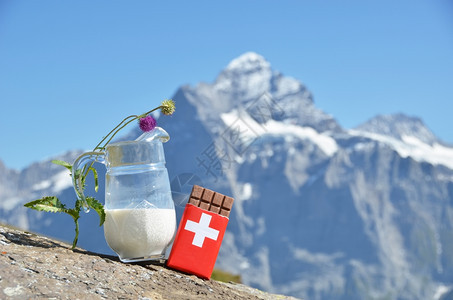 象征瑞士巧克力和奶罐瑞士山峰抗雪下的水壶图片