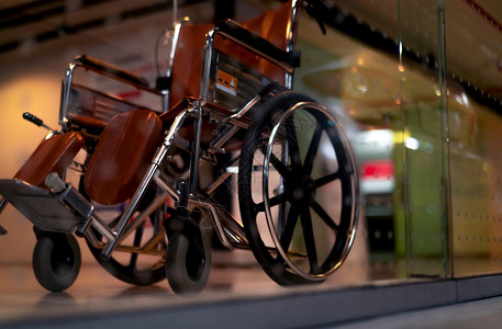 支持私人医院电梯附近模糊的空轮椅用于服务病人和残疾家私的图片
